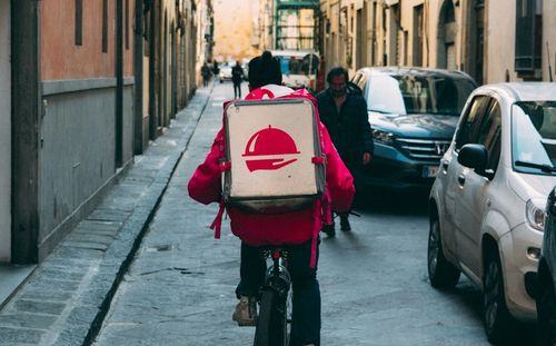 Repartidor en bicicleta